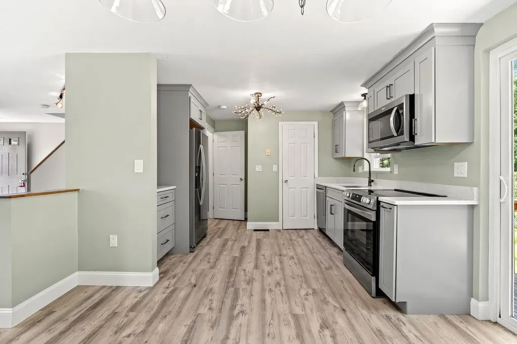 7B Belgian Court Goffstown NH 03045