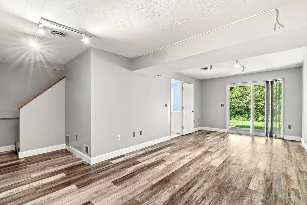 7B Belgian Court Goffstown NH 03045
