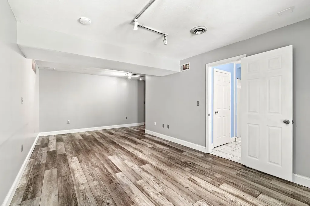 7B Belgian Court Goffstown NH 03045