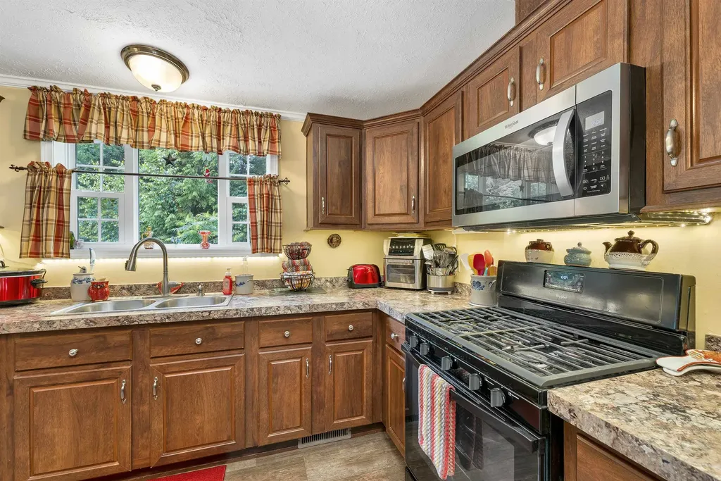 35 Mansfield Woods Way New Hampton NH 03256