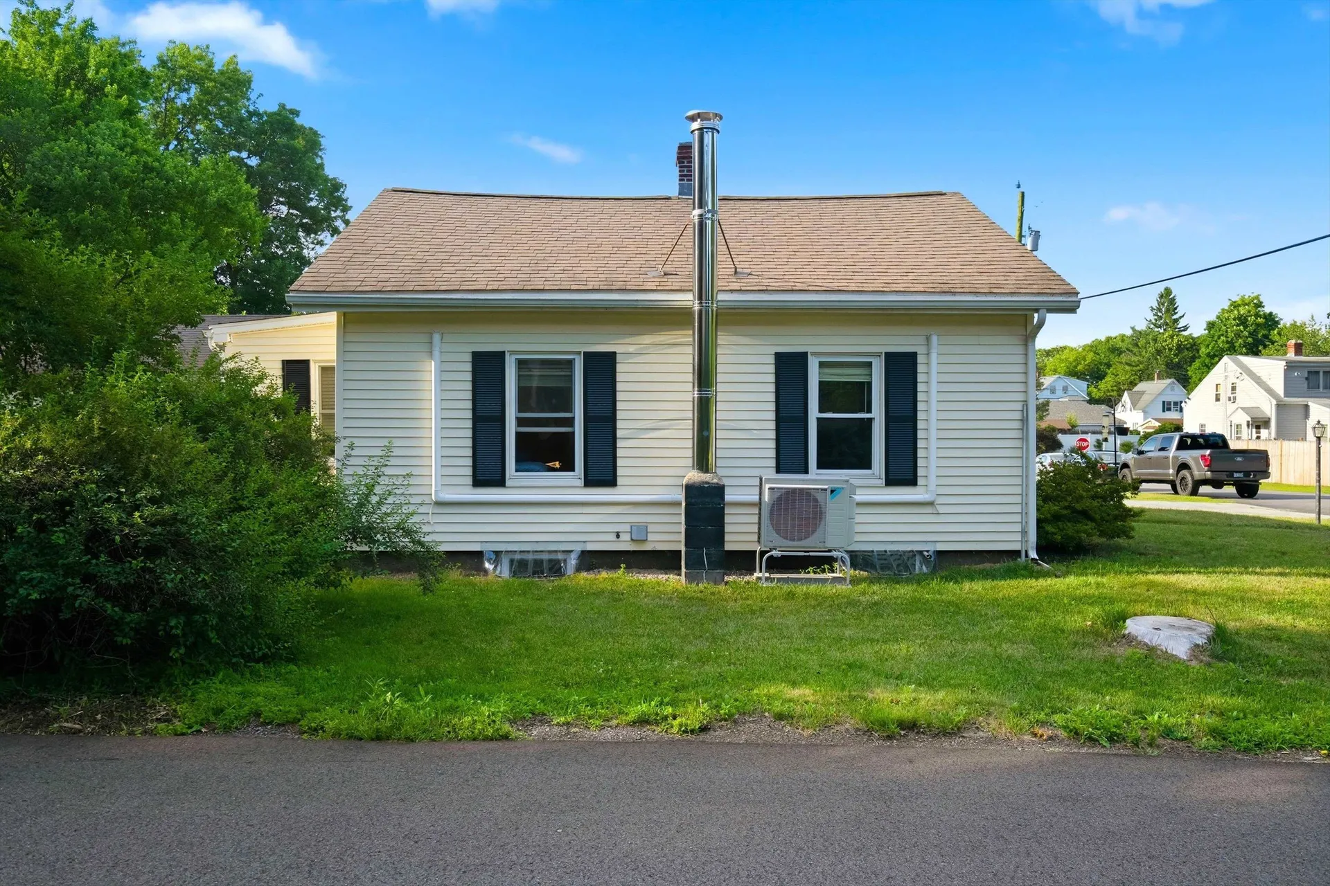 31 Hillside Avenue Derry NH 03038