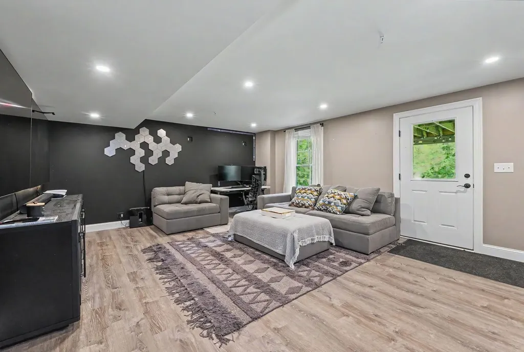7 Valerie Lane Derry NH 03038