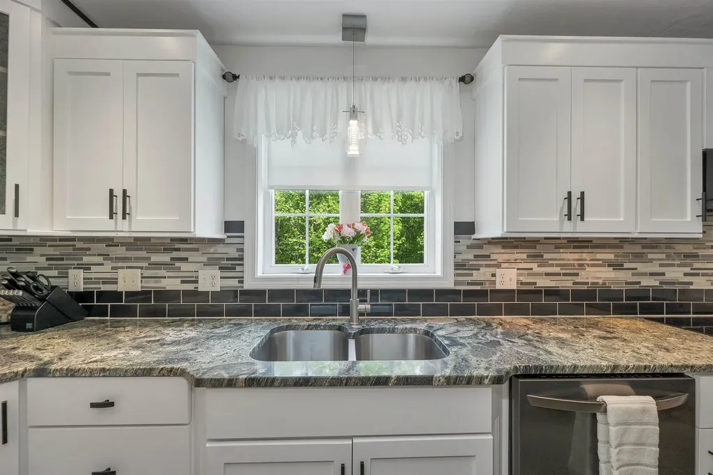 537 Pingree Hill Road Auburn NH 03032