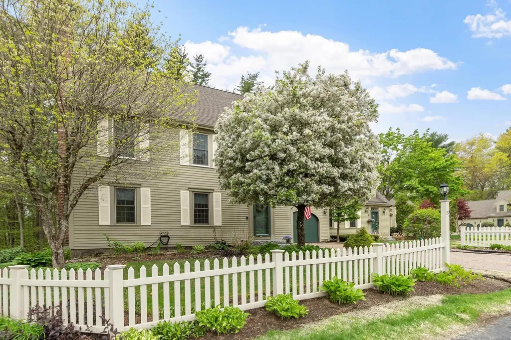 20 Lamplight Drive Atkinson NH 03811