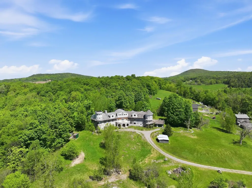 2437 Oakland Station Road Georgia VT 05478