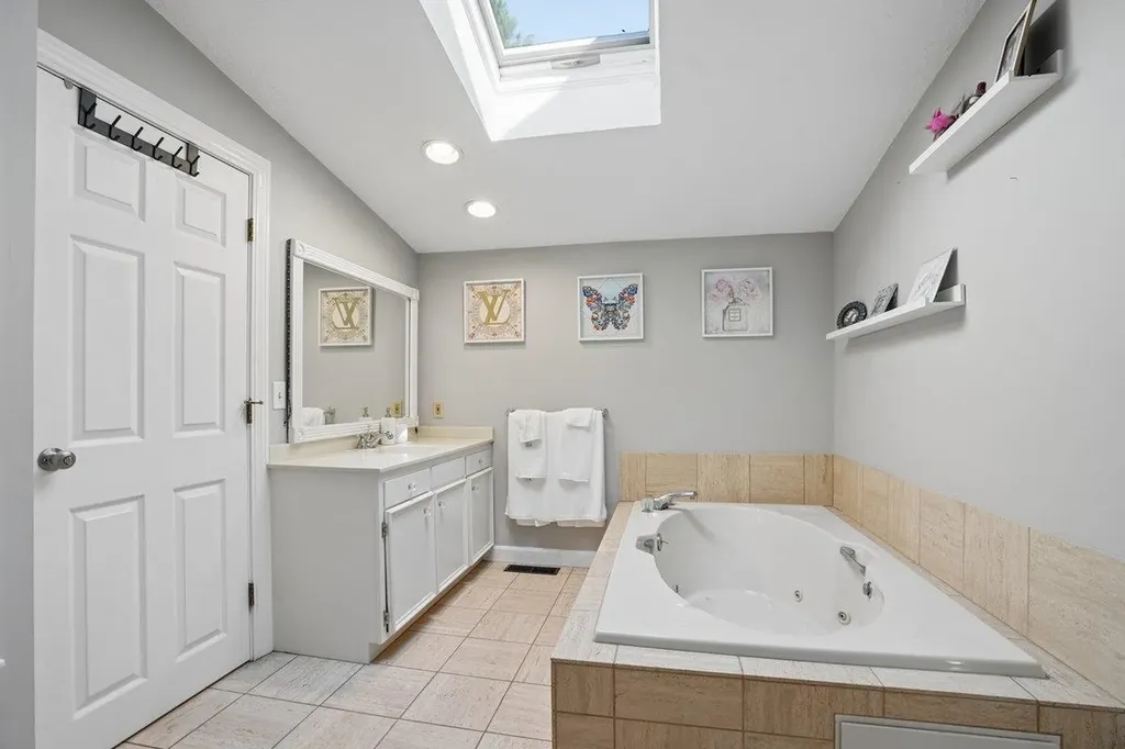 5 Spring Hill Road Bedford NH 03110