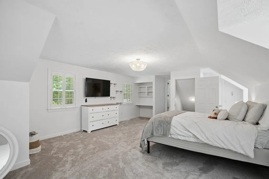 5 Spring Hill Road Bedford NH 03110
