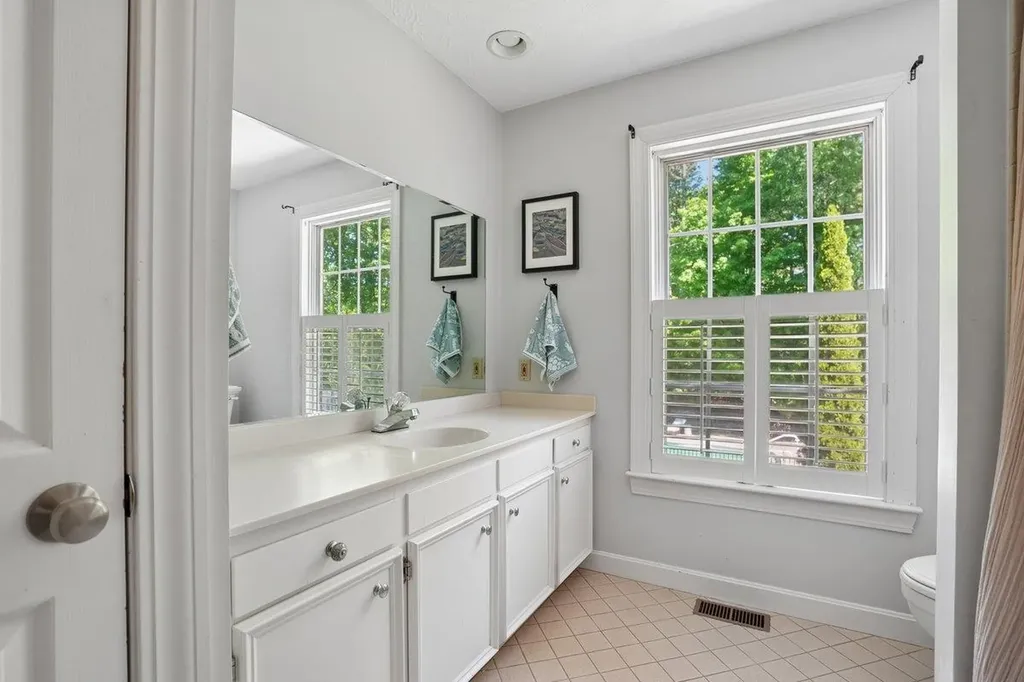 5 Spring Hill Road Bedford NH 03110
