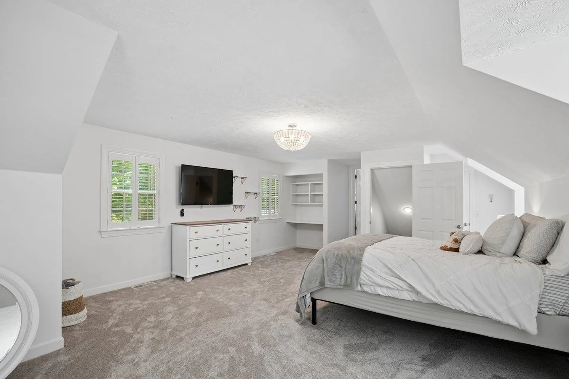5 Spring Hill Road Bedford NH 03110