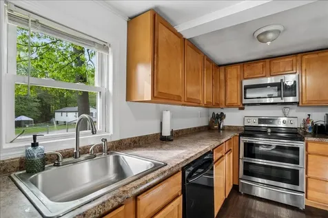 15 Hilda Avenue Derry NH 03038