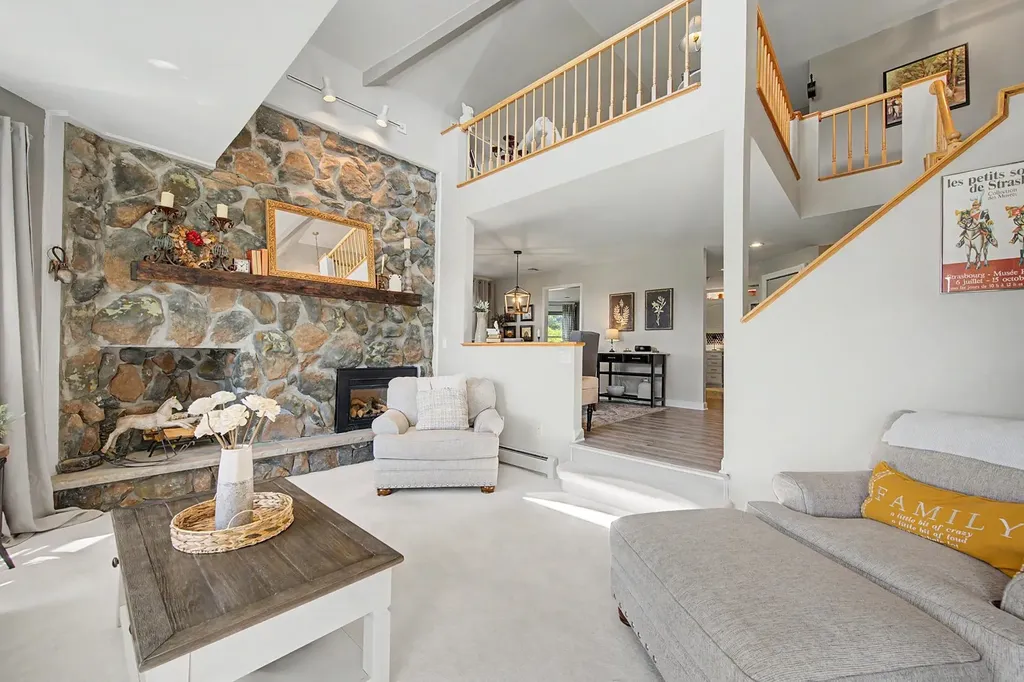 21 Wintercroft Circle Grantham NH 03781