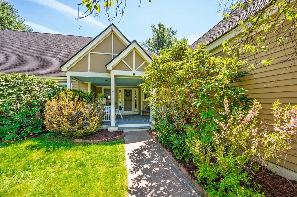 21 Wintercroft Circle Grantham NH 03781