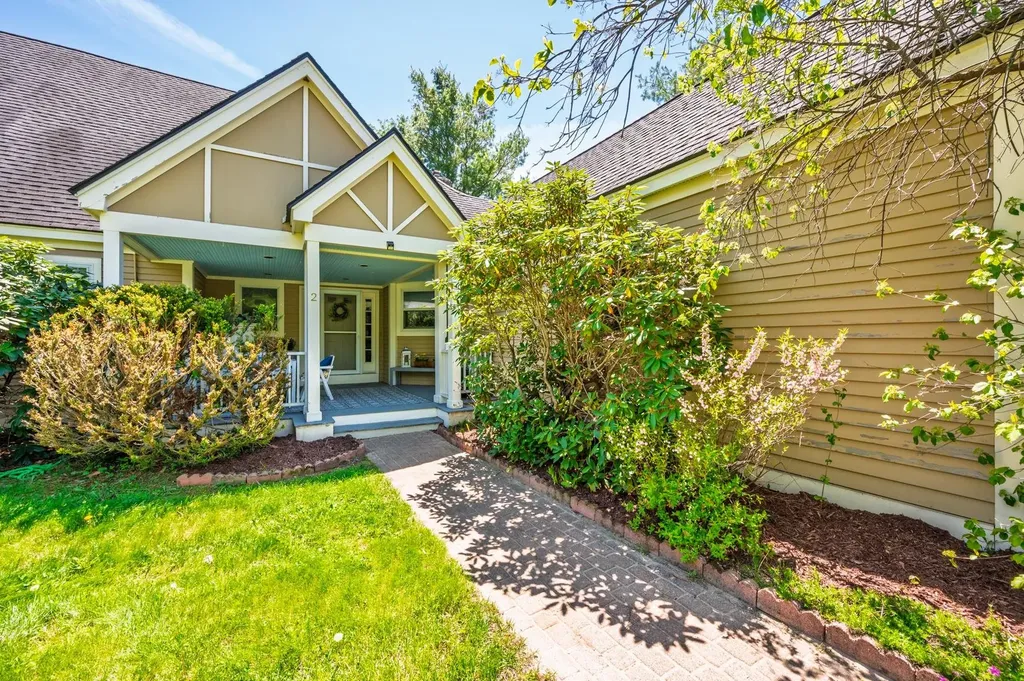 21 Wintercroft Circle Grantham NH 03781