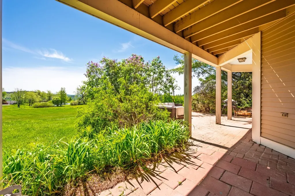 21 Wintercroft Circle Grantham NH 03781