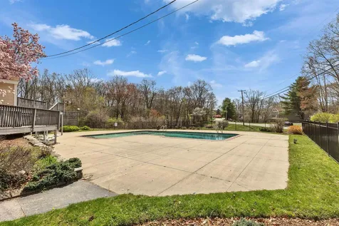 136 Fox Hollow Way Manchester NH 03104