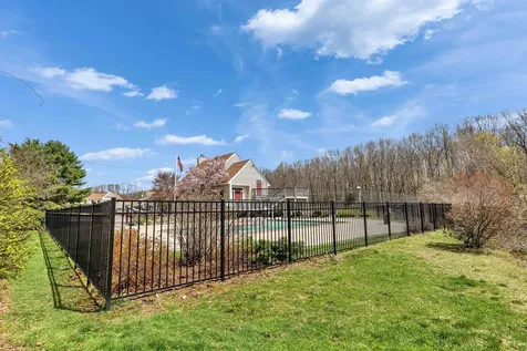 136 Fox Hollow Way Manchester NH 03104