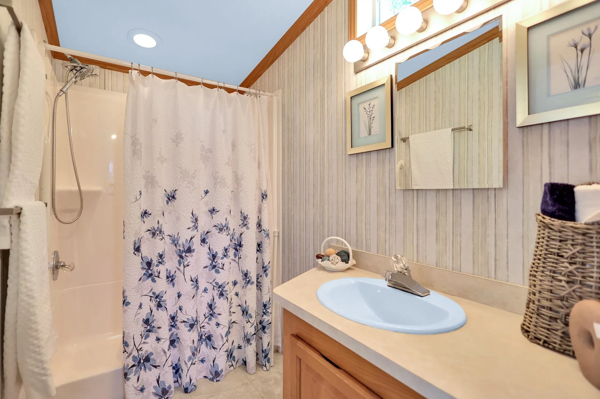 77 Hagop Road Salem NH 03079