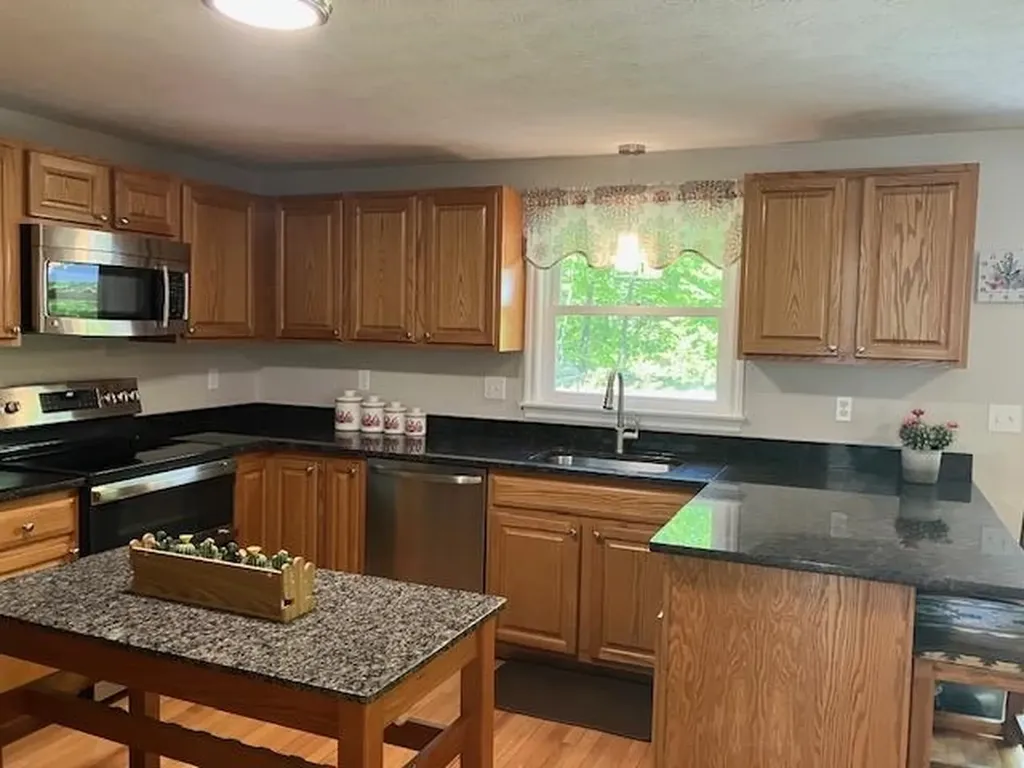 11 Lantern Lane Londonderry NH 03053