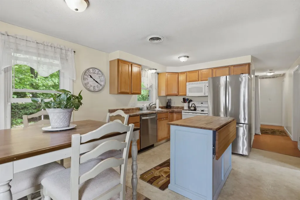 63 Trestle Brook Drive Nashua NH 03062