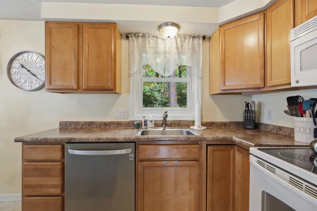 63 Trestle Brook Drive Nashua NH 03062