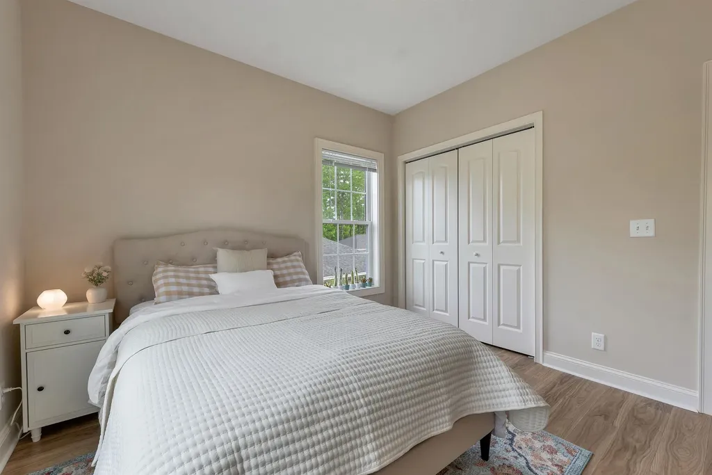 17 Roundabout Way Manchester NH 03102