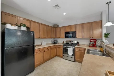 17 Roundabout Way Manchester NH 03102