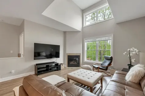 17 Roundabout Way Manchester NH 03102