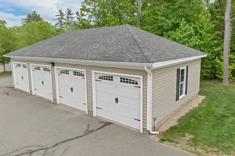 17 Roundabout Way Manchester NH 03102