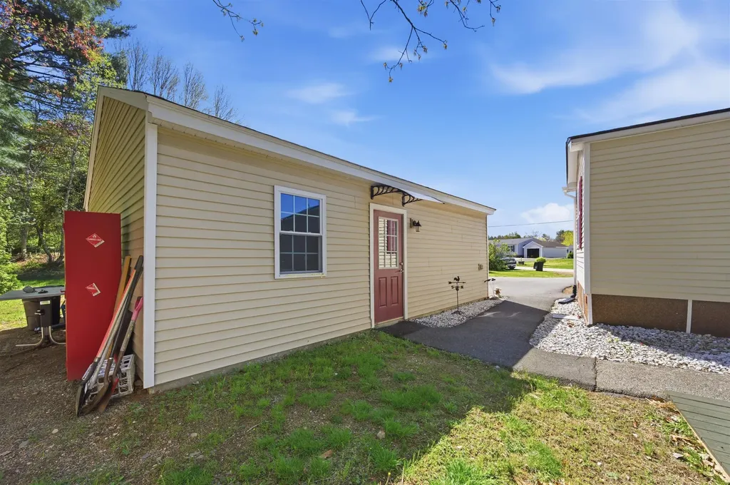 21 Lilac Court Raymond NH 03077