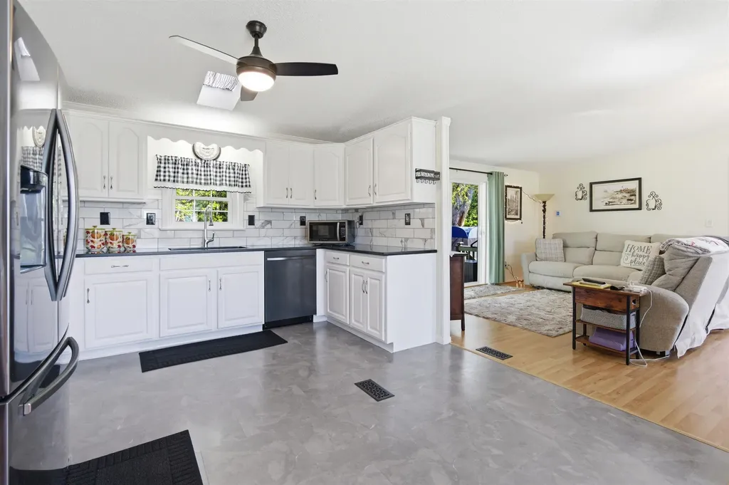 21 Lilac Court Raymond NH 03077