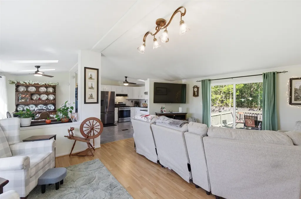21 Lilac Court Raymond NH 03077