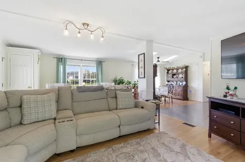 21 Lilac Court Raymond NH 03077