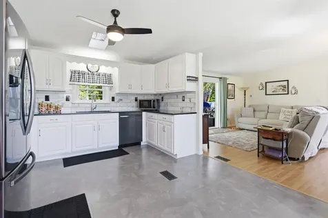 21 Lilac Court Raymond NH 03077