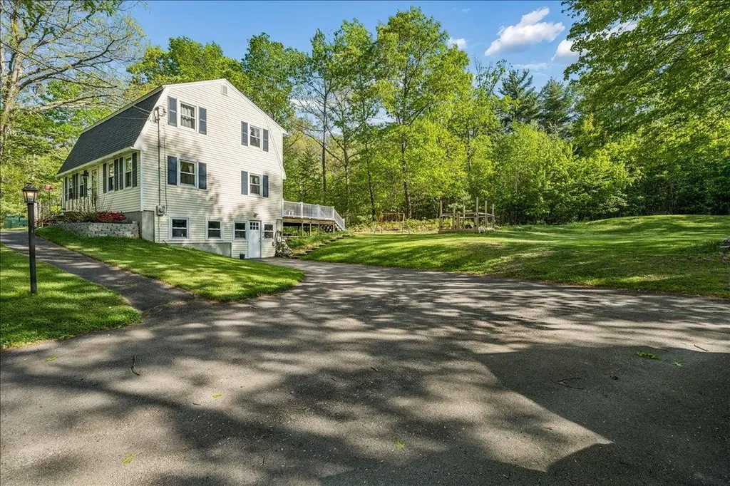 14 Maplewood Drive Londonderry NH 03053
