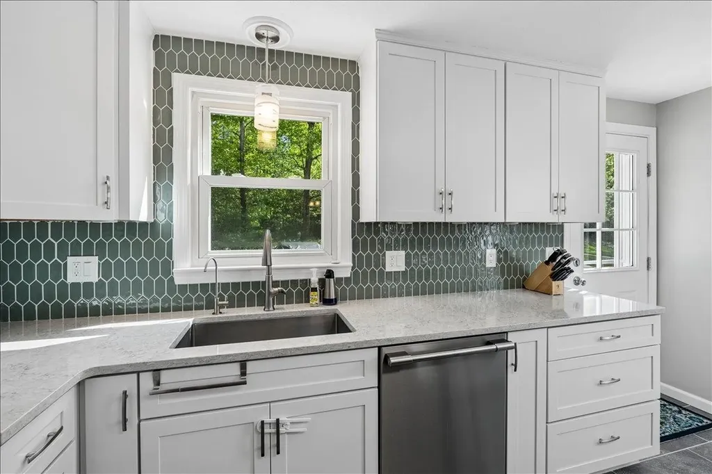 14 Maplewood Drive Londonderry NH 03053