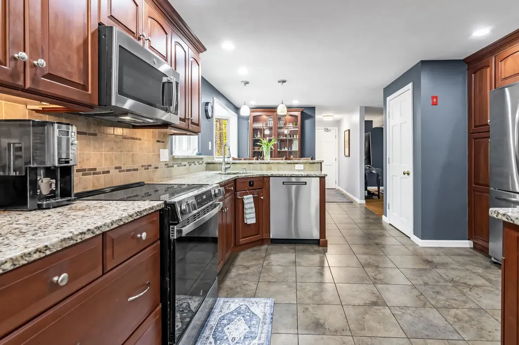 4 Cherokee Court Londonderry NH 03053