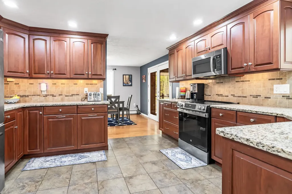 4 Cherokee Court Londonderry NH 03053
