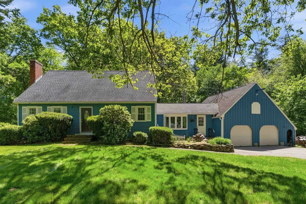 12 Crescent Circle Pelham NH 03076