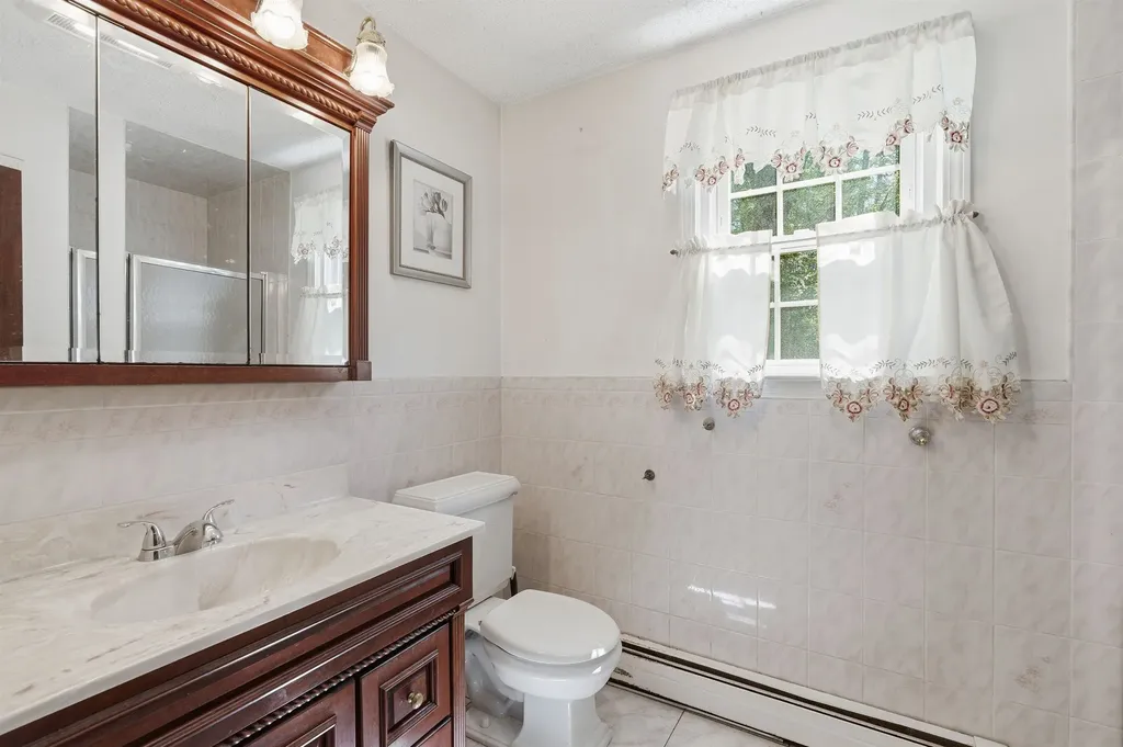 12 Crescent Circle Pelham NH 03076