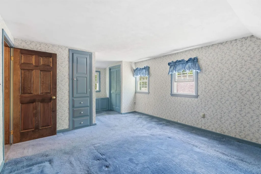 12 Crescent Circle Pelham NH 03076
