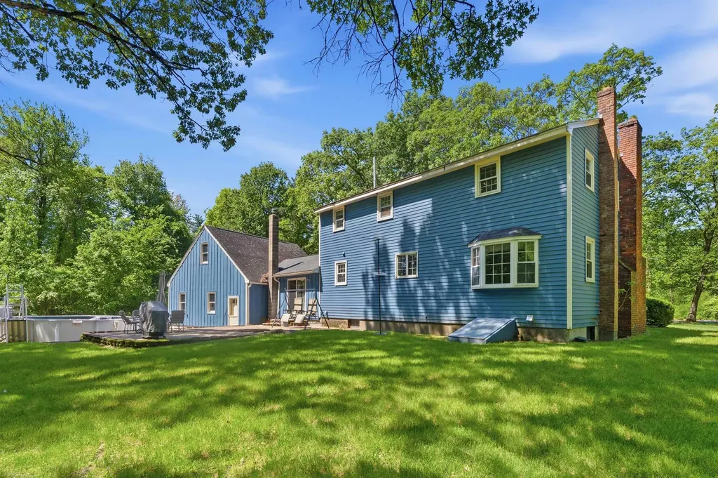 12 Crescent Circle Pelham NH 03076