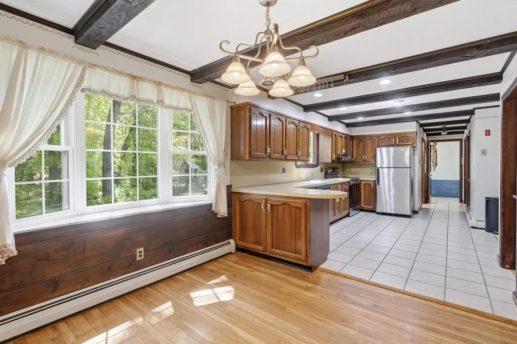 12 Crescent Circle Pelham NH 03076