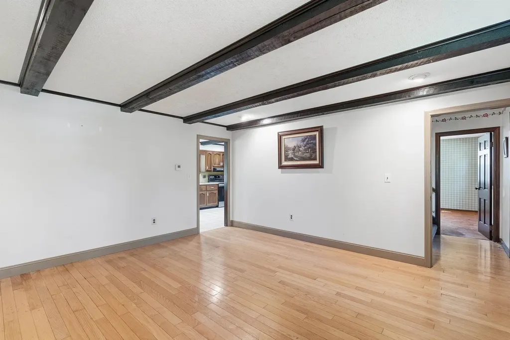 12 Crescent Circle Pelham NH 03076
