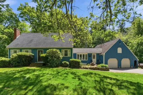 12 Crescent Circle Pelham NH 03076