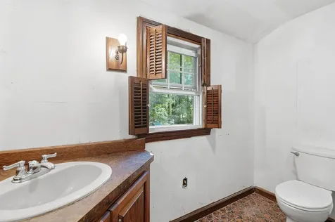 12 Crescent Circle Pelham NH 03076