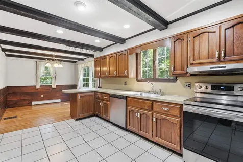 12 Crescent Circle Pelham NH 03076