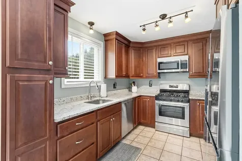 6 Standish Way Amherst NH 03031
