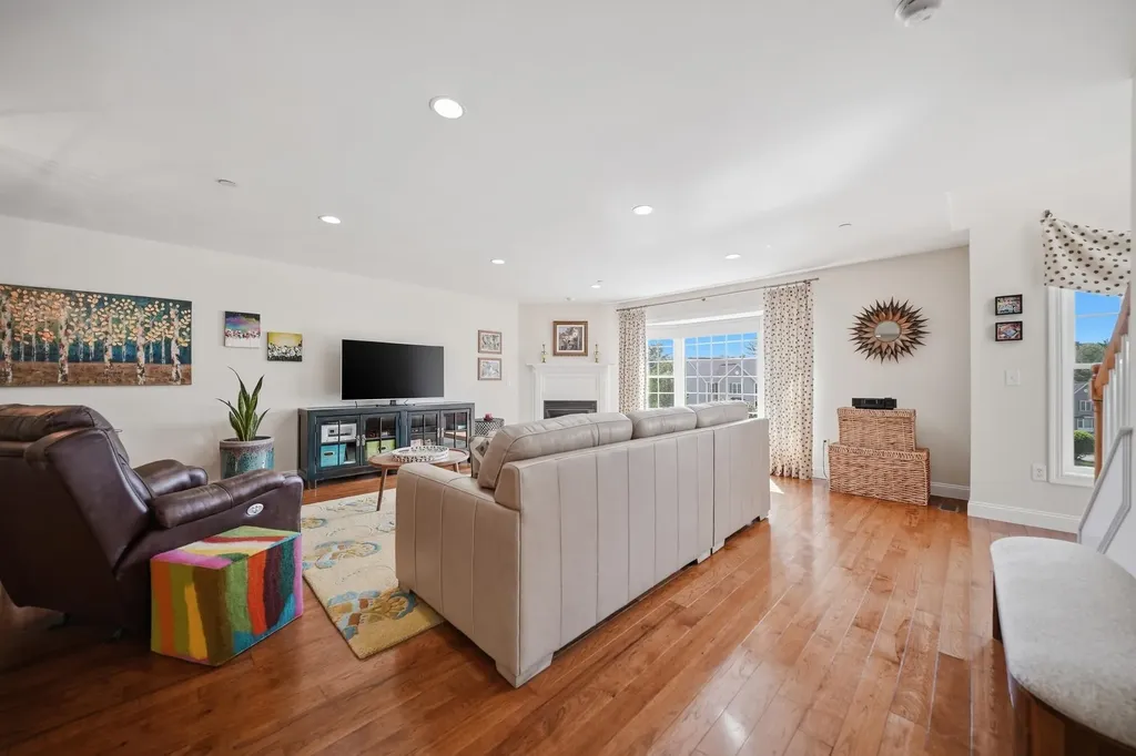 6 Aster Court Hudson NH 03051