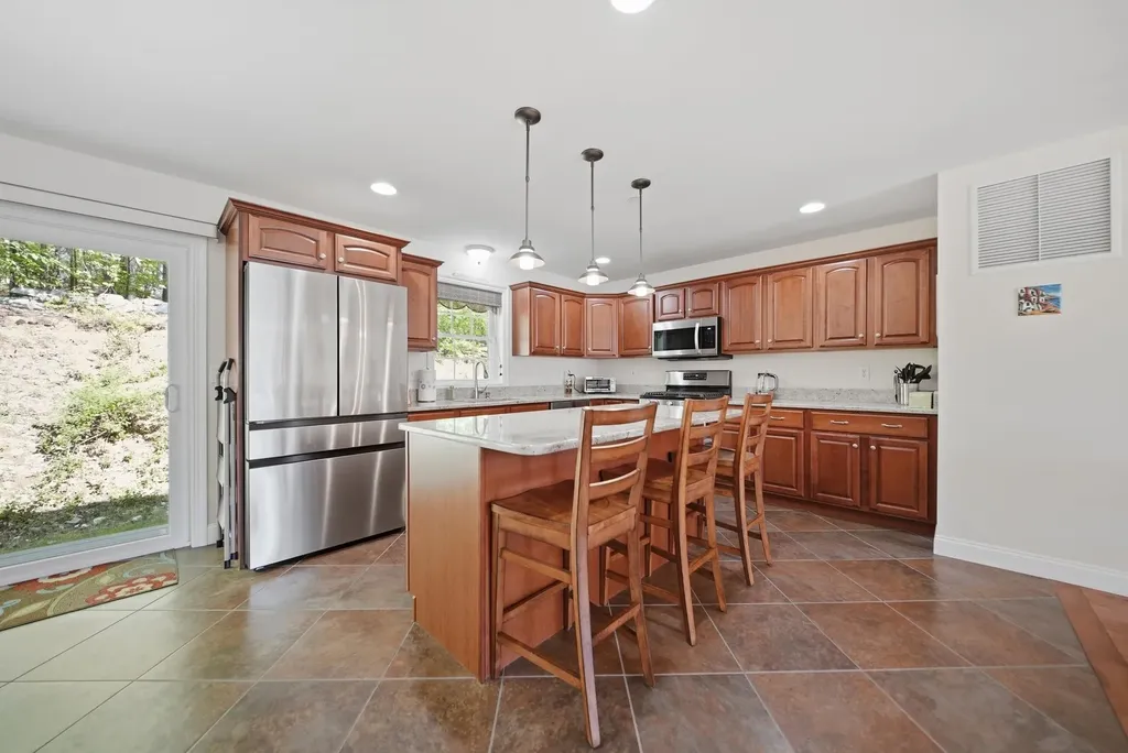 6 Aster Court Hudson NH 03051