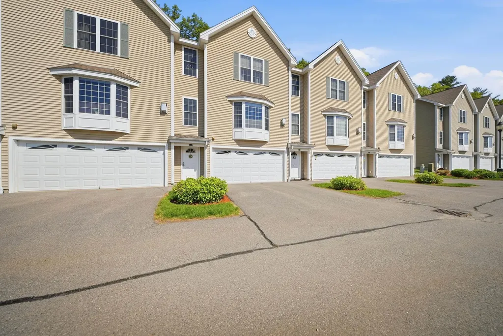 6 Aster Court Hudson NH 03051